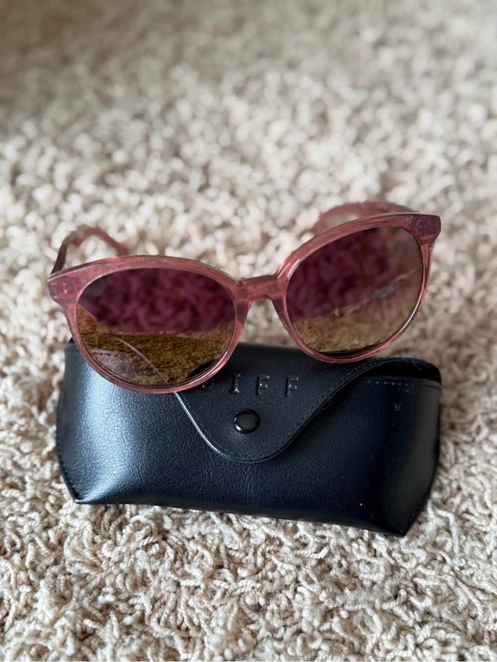 Diff Eyewear Pink Round Sunglasses
